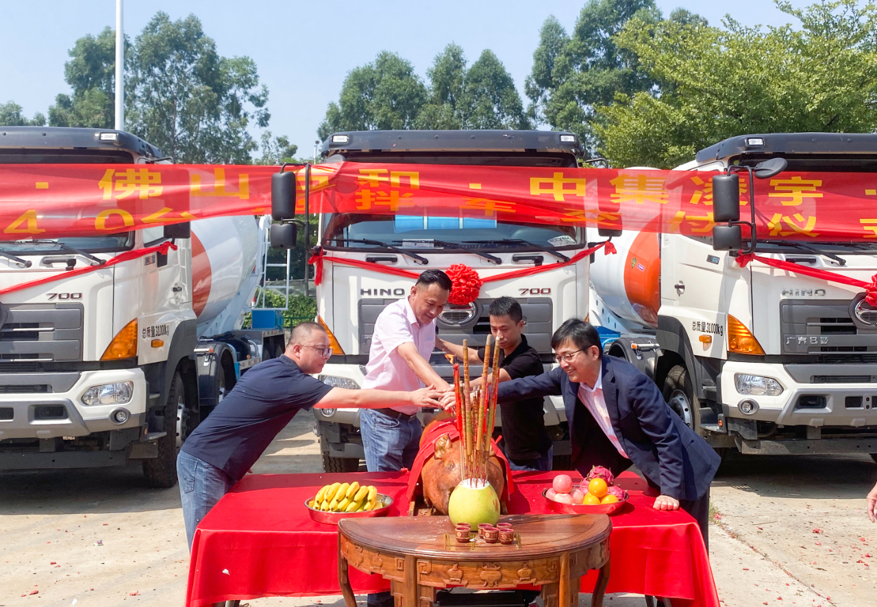 喜氣洋洋共相聚，40臺凌宇攪拌車交付大客戶！