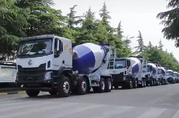 市場如此火爆，一批批新車交付用戶。場面壯觀！